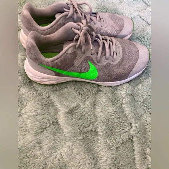 Nike Youth size 4 sneakers - Picture 3 of 5